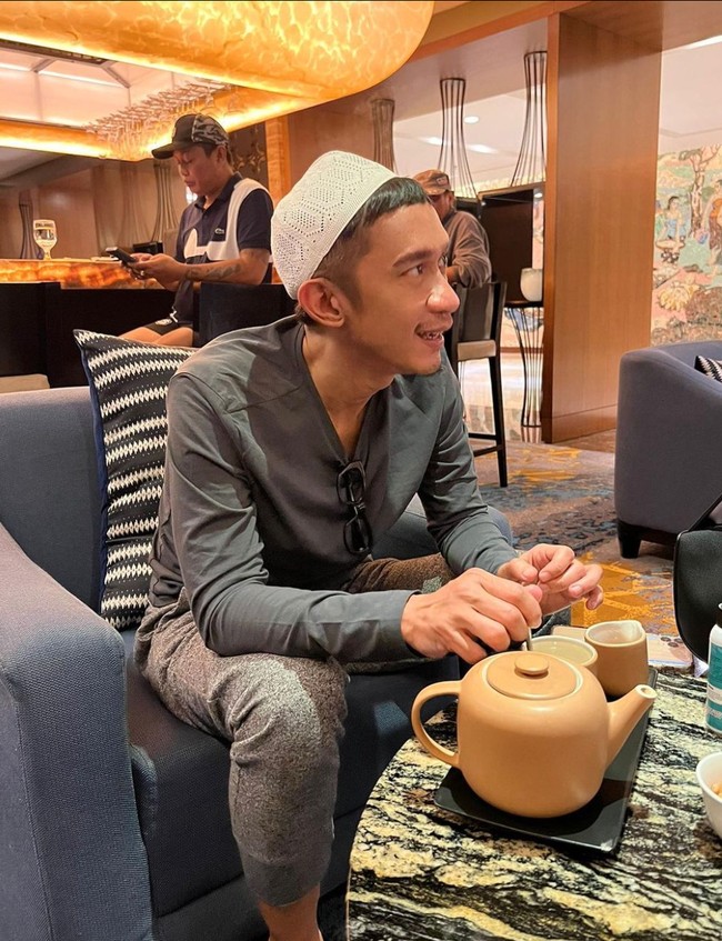 Dengan penamapilan barunya itu Aming disebut-sebut telah hijrah. Gaya komedian asal Bandung itu pun jadi terlihat lebih agamis dengan peci. Foto: Instagram/@amingisback