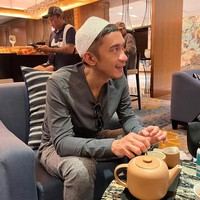 Dengan penamapilan barunya itu Aming disebut-sebut telah hijrah. Gaya komedian asal Bandung itu pun jadi terlihat lebih agamis dengan peci. Foto: Instagram/@amingisback