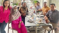 Menyambut teman-temannya, Mama Amy memilih restoran enak untuk tempat menjamunya. Berbagai makanan lezat dan minuman segar dipesan untuk menemani obrolan hangat. Foto: Instagram/amy_r_qanita