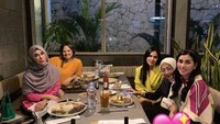 Makan malam juga menjadi lebih spesial bagi Mama Amy jika bersama teman-teman Nisya Ahmad. Makan malam berlima, mereka terlihat hangat menyantap menu yang dipesan. Foto: Instagram/amy_r_qanita