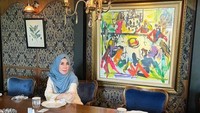 Mama Amy menyukai restoran bergaya klasik yang elegan. Restoran dengan meja kayu dengan lukisan yang besar di dindingnya menambah klasik kesan yang dihadirkan restorannya.Foto: Instagram/amy_r_qanita