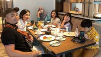 Nisya Ahmad dan keluarganya juga seringkali mengajak Mama Amy makan bersama sang cucu. Mejanya penuh dengan makanan enak dan minuman hangat yang dipesan. Foto: Instagram/amy_r_qanita