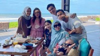 Memboyong anak dan cucunya, Mama Amy asyik menikmati sarapan dengan pemandangan pantai di Bali. Dirinya juga menggendong Rayyanza yang tampak tertidur pulas. Foto: Instagram/amy_r_qanita