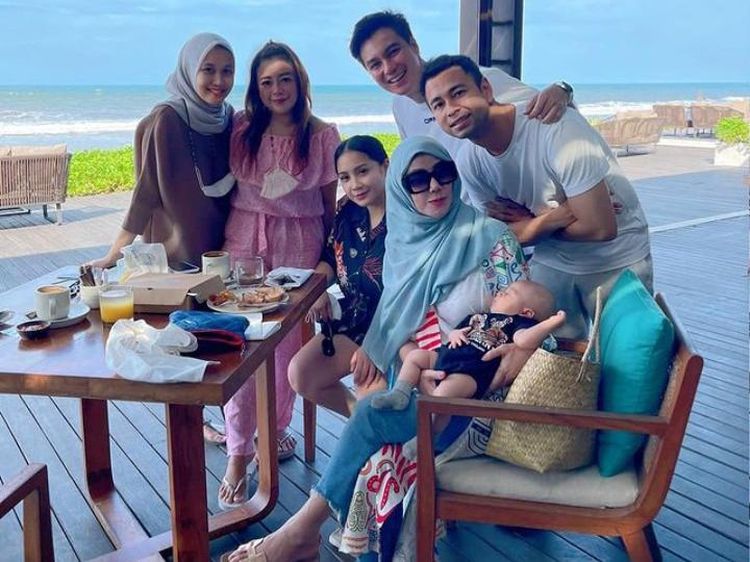 Usai Jalani Operasi, Mama Amy Ajak Cucu Kulineran ke Bali