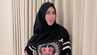 Nisya Ahmad, selaku adik Raffi Ahmad, mengatakan ibunya telah dalam kondisi membaik. Tetapi masih ada tahap pemulihan yang harus dijalani sebelum dikatakan sembuh total. Foto: Instagram/amy_r_qanita