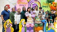 Amy Qanita merupakan sosok nenek yang dekat dengan cucu-cucunya. Pada ulang tahun Zayn dan Zunaira ketiga, ia menggendong hangat Rayyanza. Foto: Instagram/amy_r_qanita