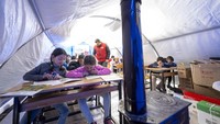Tampak tenda darurat tersebut dilengkapi alat pemanas untuk menghangatkan anak-anak dari cuaca musim dingin.  