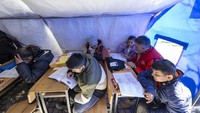Mereka membagi tenda menjadi beberapa kelompok sekolah dasar, menengah dan atas.  