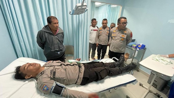 Anggota Polres Manggarai Barat, Nusa Tenggara Timur (NTT), Aipda Sahrul Ramadan mendapat perawatan di Rumah Sakit Siloam Labuan Bajo setelah dua jari tangannya putus ditebas seorang warga. (IST)