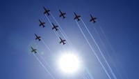 Tim aerobatik Angkatan Udara India Suryakiran terbang membentuk formasi pada gelaran Aero India 2023 di pangkalan udara Yelahanka di Bengaluru, India, Kamis (16/2/2023).  