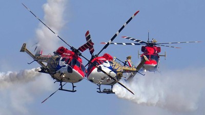 Atraksi Menegangkan Tim Aerobatik Angkatan Udara India