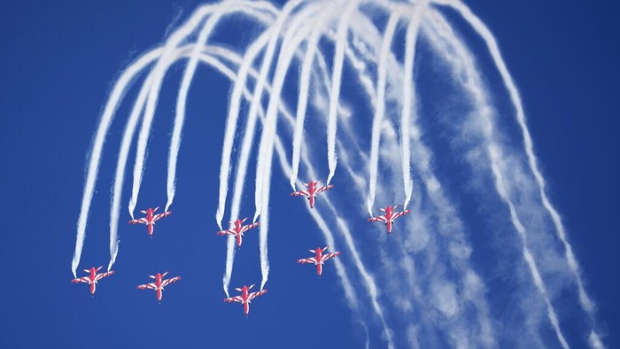 Atraksi Menegangkan Tim Aerobatik Angkatan Udara India Indian Air Force's aerobatic team Suryakiran perform maneuvers on the first day of the Aero India 2023 at Yelahanka air base in Bengaluru, India, Monday, Feb. 13, 2023. Aero India is a biennial event with flying demonstrations by stunt teams and militaries and commercial pavilions where aviation companies display their products and technology. (AP Photo/Aijaz Rahi)