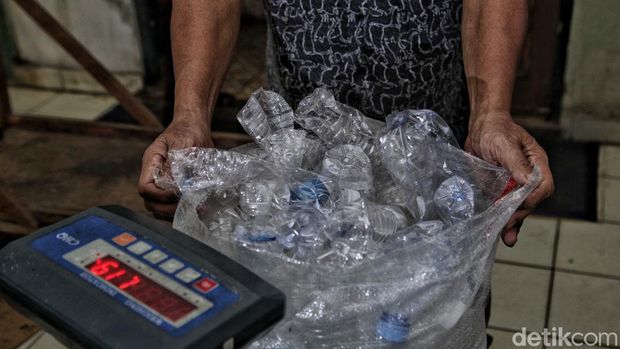 Sampah-sampah yang dihasilkan manusia dapat digunakan kembali melalui proses daur ulang. Tujuannya untuk mengurangi penumpukan sampah di lingkungan.