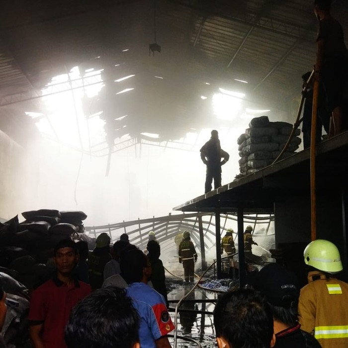 Bangunan gudang plastik di kawasan Kalideres, Jakbar, terbakar. Sebanyak 18 unit mobil pemadam kebakaran (damkar) dikerahkan ke lokasi untuk memadamkan api. (Instagram @humasjakfire)