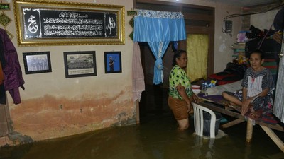 Terus Diguyur Hujan, Banjir Rendam Rumah Warga di Makassar