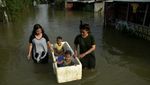 Terus Diguyur Hujan, Banjir Rendam Rumah Warga di Makassar