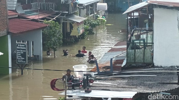 Sejumlah rumah warga di RW 06 Pucangsawit masih terendam banjir dengan ketinggian sedada orang dewasa,Jumat (178/2/2023).
