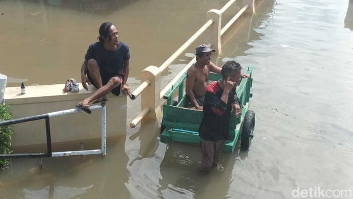 Banjir Warga menggunakan gerobak seadanya untuk melakukan evakuasi. Banjir akibat luapan Bengawan Solo yang terjadi kali ini cukup parah.