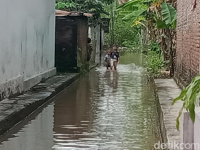 Banjir di Dusun Kruken, Desa Bener, Kecamatan Wonosari, Klaten, Jumat (17/2/2023).