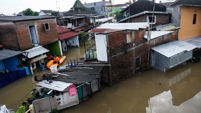 BANJIR MERENDAM KOTA SOLO Petugas dan relawan menyisir perkampungan yang terendam banjir di Pucang Sawit, Solo, Jawa Tengah, Jumat (17/2/2023). Kepala Pelaksana Badan Penanggulangan Bencana Daerah (BPBD) Kota Solo Nico Agus Putranto menyebutkan lebih dari 10.000 jiwa terdampak banjir di Solo, Jawa Tengah, yang terjadi sejak Kamis (16/2/2023) sore, dan sebagian mereka berada di pengungsian. ANTARAFOTO/Maulana Surya
