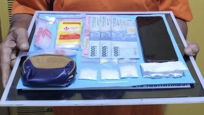 Barang bukti yang diamankan dari ASN pengedar sabu di Riau