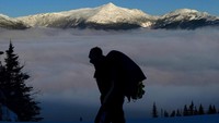 Seorang pendaki mendaki Gunung Wildcat di atas awan mendung melintasi lembah dari Gunung Adams di New Hampshire, Amerika Serikat. (AP Photo/Robert F. Bukaty)  