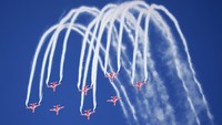 Tim aerobatik Angkatan Udara India Suryakiran melakukan manuver pada hari pertama Aero India 2023 di pangkalan udara Yelahanka di Bengaluru, India. (AP Photo/Aijaz Rahi)  