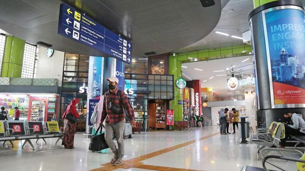 Cara beli tiket kereta api online dapat dilakukan melalui aplikasi KAI dan situs resmi KAI. Pembelian tiket kereta api online dilakukan tanpa harus jauh-jauh datang ke stasiun.