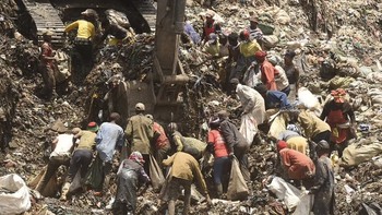Penyelidikan oleh Clean Up Kenya dan Wildlight for the Changing Markets Foundation merekam foto mengejutkan dari tempat pembuangan sampah Nairobi yang luas, yang terletak di dekat beberapa sekolah dasar, menunjukkan sampah pakaian di beberapa tempat menumpuk setinggi bangunan empat lantai dan tumpah ke sungai. Foto: Clean Up Kenya