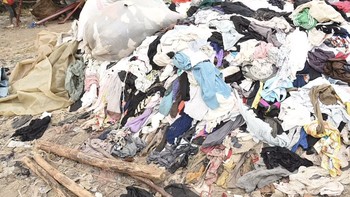 Fast fashion mengacu pada pakaian yang diproduksi dengan harga murah yang meniru gaya catwalk terbaru dan dipasarkan dengan cepat melalui toko untuk memaksimalkan tren saat ini, menurut deskripsi dari Earth.org. Foto: Clean Up Kenya