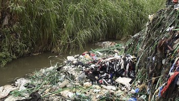 Riset menunjukkan praktik memproduksi pakaian murah secara massal dan cepat memiliki dampak yang menghancurkan. Dari pembuangan pewarna yang tidak diolah ke sumber air lokal, hingga upah pekerja yang rendah dan kondisi kerja yang buruk serta biaya lingkungan dan sosial, sebut peneliti dari Universitas Washington dalam sebuah studi tahun 2018. Foto: Clean Up Kenya