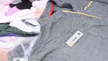Investigasi memperkirakan bahwa dari 36.640.890 pakaian bekas yang dikirim langsung dari Inggris ke Kenya setiap tahun, hingga satu dari tiga mengandung plastik dan berkualitas rendah. Lebih dari dua pertiga (69 persen) tekstil kini terbuat dari plastik, seperti nilon dan poliester, yang sulit didaur ulang. Foto: Clean Up Kenya