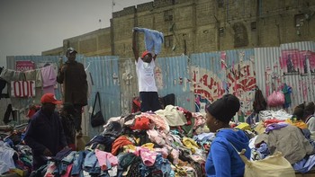 Di antara barang-barang pakaian yang ditinggalkan yang ditemukan oleh penyelidik adalah barang-barang yang dibuat antara lain oleh M&S, Nike, dan Yves Saint Laurent. Pedagang baju di Kenya melaporkan ada pakaian yang kotor oleh muntahan, noda berat, dan bulu hewan. Foto: Clean Up Kenya