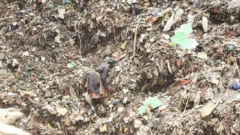 Hal ini dikenal sebagai limbah kolonialisme dan seharusnya ilegal. Sebagian besar pakaian yang disumbangkan untuk amal oleh orang-orang yang bermaksud baik berakhir dengan cara ini, sebut Clean Up Kenya. Foto: Clean Up Kenya