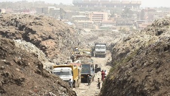 Ya, sebagian pakaian ini sebenarnya adalah untuk amal dan dianggap masih layak pakai, akan tetapi jumlahnya terlampau banyak dan banyak juga yang tidak bisa dikenakan. Foto: Clean Up Kenya