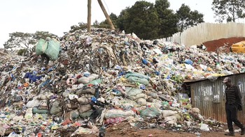 Foto mengejutkan dari Kenya telah mengungkapkan borok besar dari tren fast fashion. Inggris misalnya, membuang 12 juta pakaian bekas di Nairobi setiap tahun yang sebagian terlalu kotor atau rusak untuk digunakan kembali, menurut sebuah temuan investigasi. Foto: Clean Up Kenya