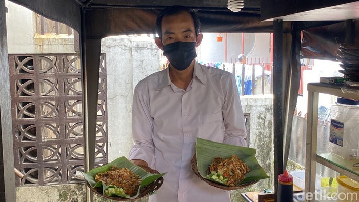 Dapur Anglo Pa Le milik seorang pria bernama David Indrajaya, atau karib disapa Pak Le. Warungnya jadi viral karena yang masak mirip Jokowi Dapur Anglo Pa Le milik seorang pria bernama David Indrajaya, atau karib disapa Pak Le. Warungnya jadi viral karena yang masak mirip Jokowi