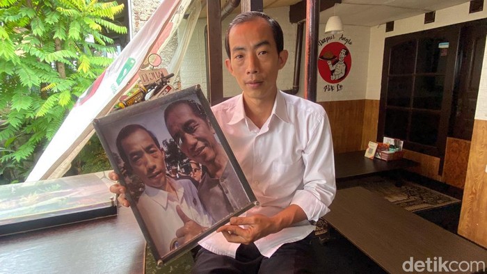 Dapur Anglo Pa Le milik seorang pria bernama David Indrajaya, atau karib disapa Pak Le. Warungnya jadi viral karena yang masak mirip Jokowi
