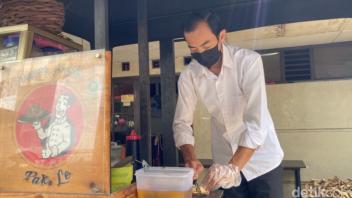 David Indrajaya, atau karib disapa Pak Le. Pemilik kedai Mi Anglo Pak Le yang mirip dengan Jokowi