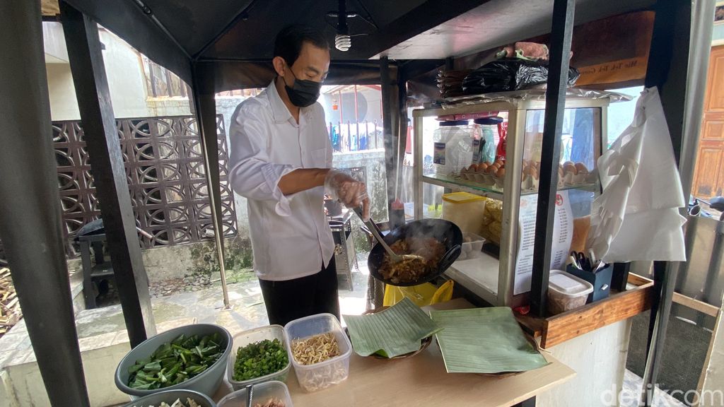 David Indrajaya, atau karib disapa Pak Le. Pemilik kedai Mi Anglo Pak Le yang mirip dengan Jokowi