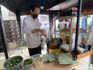 Potret Penjual Mi Anglo Bandung yang Viral gegara Mirip Jokowi