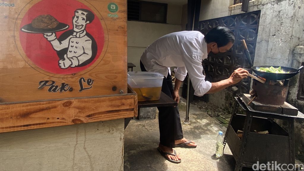 David Indrajaya, atau karib disapa Pak Le. Pemilik kedai Mi Anglo Pak Le yang mirip dengan Jokowi