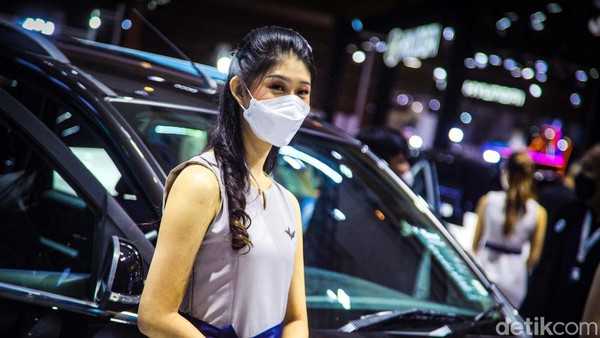 Deretan Usher Cantik Bikin Betah Pengunjung IIMS 2023