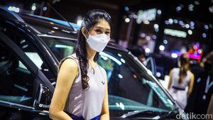 Deretan Usher Cantik Bikin Betah Pengunjung IIMS 2023