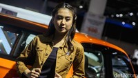 Tidak hanya cantik, tetapi mereka harus paham soal spesifikasi kendaraan di booth itu.