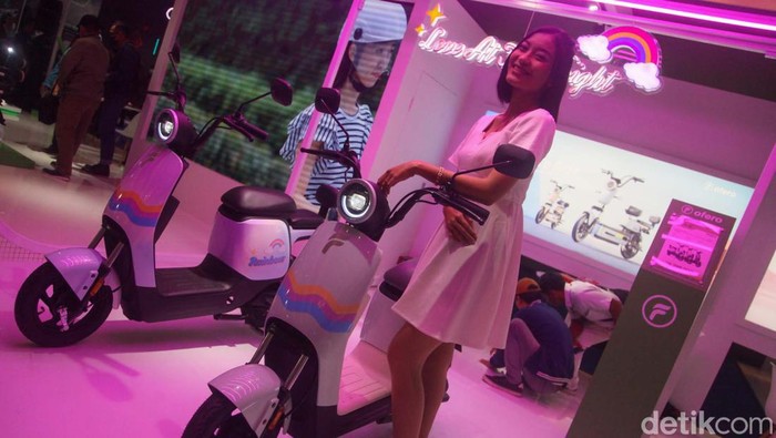 Deretan Usher Cantik Bikin Betah Pengunjung IIMS 2023 Pameran otomotif IIMS 2023 tak bisa dilepaskan dari kehadiran para usher. Keberadaan bidadari penjaga booth otomotif ini untuk menarik pengunjung.