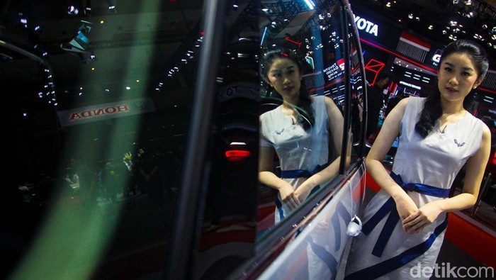 Deretan Usher Cantik Bikin Betah Pengunjung IIMS 2023 Pameran otomotif IIMS 2023 tak bisa dilepaskan dari kehadiran para usher. Keberadaan bidadari penjaga booth otomotif ini untuk menarik pengunjung.