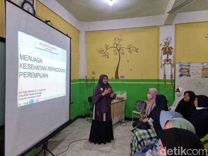 Dr dr Eighty Mardiyan K SpOG(K) saat memberikan penjelasan tentang kesehatan reproduksi perempuan