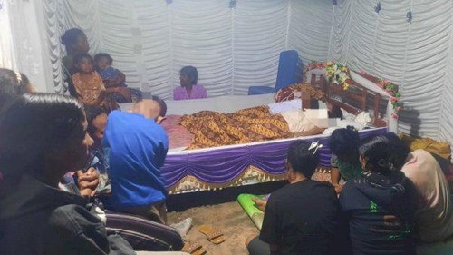 Dua bocah kakak beradik yang ditemukan tewas di embung disemayamkan di rumah duka Desa Nunkurus, Kecamatan Kupang Timur, Kabupaten Kupang, NTT, Kamis (16/2/2023).