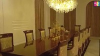 Begitu masuk, Ayu Ting Ting diajak melihat ruang makan resmi di rumah tersebut. Tampak ada meja panjang dan banyak kursi untuk menjamu banyak tamu.